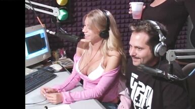 She seems to get turned on by the live broadcast - 9 image