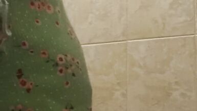 Indii has a great orgasm with her dildo