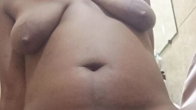 Indii has a great orgasm with her dildo