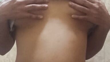 Indii has a great orgasm with her dildo