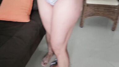 Je suis cocu et ma femme sexy traite bien mon ami arrogant dans notre appartement. - 5 image