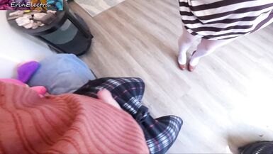 La mère de ma meilleure amie baise son cul devant la caméra pour montrer à son mari infidèle.