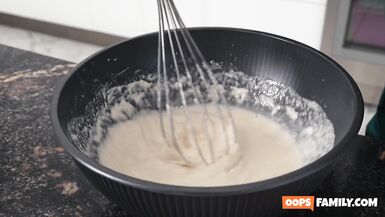 Coco Lovelock se fait baiser la chatte lors dune orgie avec sa belle-mère Kenzie Taylor. - 1 image