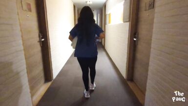 PULIZIA DELLHOTEL! Ragazza latina con un grosso bottino, sedotta dallospite - 1 image