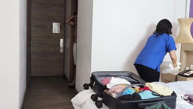 PULIZIA DELLHOTEL! Ragazza latina con un grosso bottino, sedotta dallospite - 2 image