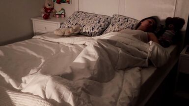 Minecraft les rapproche : Belle-mère et beau-fils ensemble la nuit - 1 image