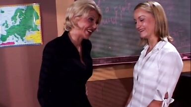 Une enseignante sexy lèche la chatte de ses élèves ! (Linoubliable Porn Emotions en version HD restylée)