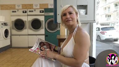 Kimi, blonde ultra chaude, a baisé ses deux trous avec deux bites dures.