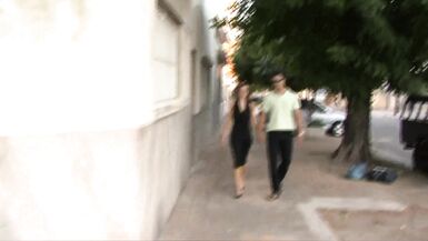 Le cocu regarde sa jolie femme se faire baiser par un noir