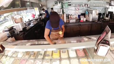 Ele convidou-a para comer um gelado e algo mais - 6 image