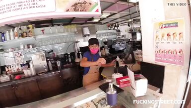 Ele convidou-a para comer um gelado e algo mais - 7 image