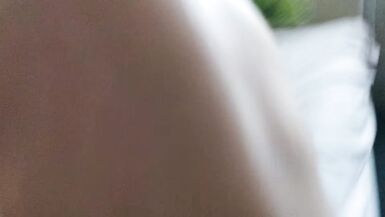 Orgasmo com um dedo no clítoris - 3 image