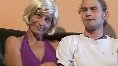 Porno amateur avec des maris qui prêtent leurs femmes pour faire lamour à trois - 2 image