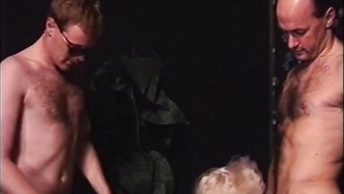 Milf rubia con grandes tetas se escupió en trío - 6 image