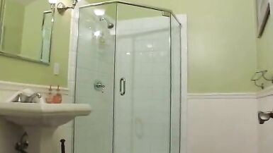 La blonde MILF senduit de lotion sur le poussin fraîchement sorti de la douche.