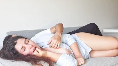 Stepson Riskily Fucked Stepmom on the Couch - 4 image