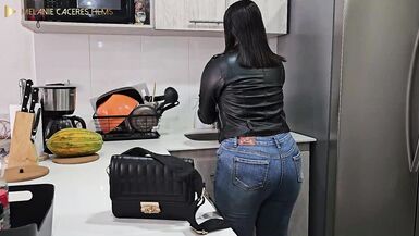 La belle-mère BBW au cul énorme offre à son beau-fils un délicieux cadeau pour ses bonnes notes - EmilyFox