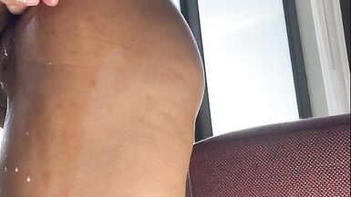 La MILF chaude soccupe de ses deux trous et gicle sur le sol.