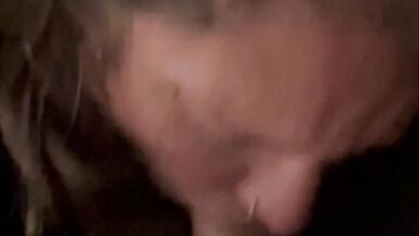 Ama de casa traviesa da otra mamada descuidada