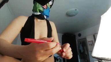 Mulher amadora a fazer tarefas domésticas nua. Mulher amadora faz broches com cenoura.