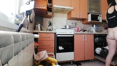 Sexy Mama hat Frühstück im Schlafzimmer, haarig, groß, großer Arsch. Sexy Amateur Frau fingert sie zum Orgasmus. - 13 image