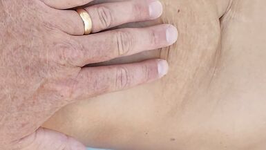 Gros plan sur linsertion anale et la chatte de ma femme milf sexy avec de gros seins naturels