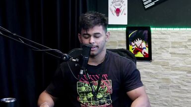 Il a appris à tourner du porno, il a les bons angles, il a dû apprendre à mieux baiser, et il doit connaître les noms des positions - Guilherme Filmmaker Porn (WATCH ON : SHEER/RED)