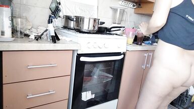 Sexy Mama beim Frühstück im Schlafzimmer, haarig, großer, dicker Arsch. Sexy Amateur Frau fingert sie bis zum Orgasmus. - 1 image