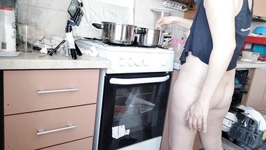 Sexy Mama beim Frühstück im Schlafzimmer, haarig, großer, dicker Arsch. Sexy Amateur Frau fingert sie bis zum Orgasmus. - 11 image