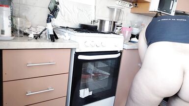 Sexy Mama beim Frühstück im Schlafzimmer, haarig, großer, dicker Arsch. Sexy Amateur Frau fingert sie bis zum Orgasmus. - 15 image