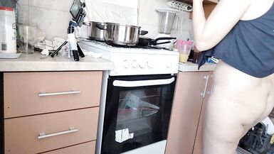 Sexy Mama beim Frühstück im Schlafzimmer, haarig, großer, dicker Arsch. Sexy Amateur Frau fingert sie bis zum Orgasmus. - 2 image