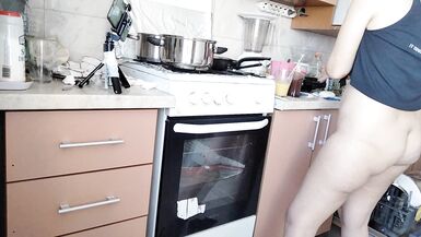 Sexy Mama beim Frühstück im Schlafzimmer, haarig, großer, dicker Arsch. Sexy Amateur Frau fingert sie bis zum Orgasmus. - 5 image