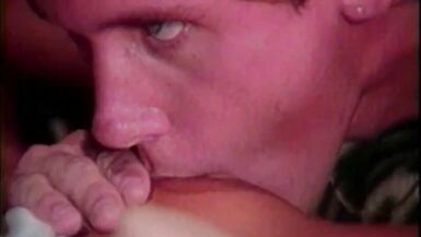 Deux MILF en chaleur font lamour avec un homme inexpérimenté à la bite dure - 1 image