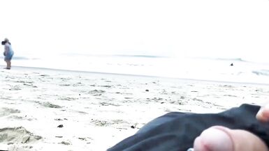 Compilation de branlettes, fellations et éjaculations risquées en public devant tout le monde. - 6 image