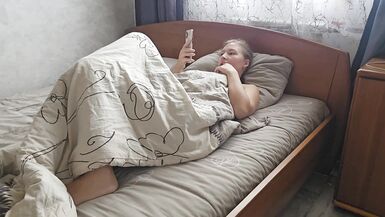 Morning porn viewing ended in a sweet orgasm - 2 image