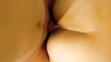 Une MILF asiatique sexy baisée par derrière par un blanc