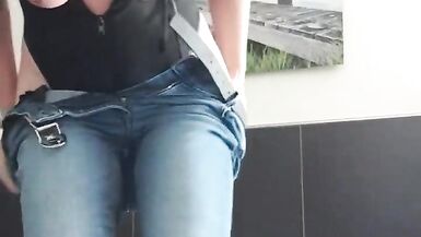 Julie ha un orgasmo dopo un giorno di dildo nellano - 10 image