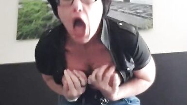 Julie ha un orgasmo dopo un giorno di dildo nellano - 7 image