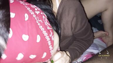 Mon demi-frère est en visite chez moi, alors je lui fais une pipe avec sa grosse bite noire et dure.