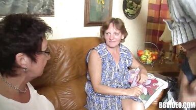 Bisexual German Milfs fuck in threesome