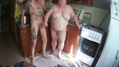 Je suis allé voir ma copine dans la cuisine, je lai baisée dans la bouche et le cul, puis jai fini par me branler sur une bite. - 5 image