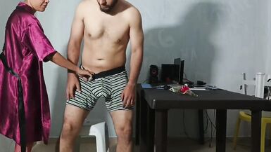 o meu enteado pervertido dá-me uma rosa e deixa-me fodê-lo com força com a sua grande pila - 2 image