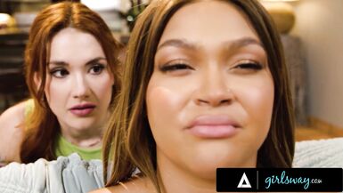 GIRLSWAY - Ashlyn Peaks veut se faire attraper par sa colocataire Siri Dahl pendant quelle se masturbe. - 3 image