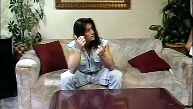 Loira excitada tem os dois buracos esticados por paus enormes - 1 image