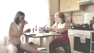 Donna adulta bionda in vestaglia trasparente e bella ragazza bruna nuda cuochi in cucina. Lesbiche. Tette naturali Figa - 13 image