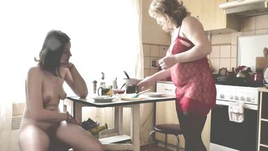 Donna adulta bionda in vestaglia trasparente e bella ragazza bruna nuda cuochi in cucina. Lesbiche. Tette naturali Figa - 9 image