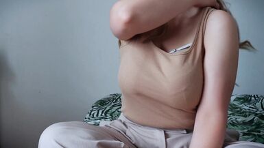 MILF CHUBBY mulher masturba-se enquanto o marido está a trabalhar - 1 image