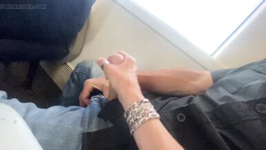 VERSEHENTLICHER SEX IM ZUG - HANDJOB UND CUMSHOT MIT AMATEUR MILF - 10 image