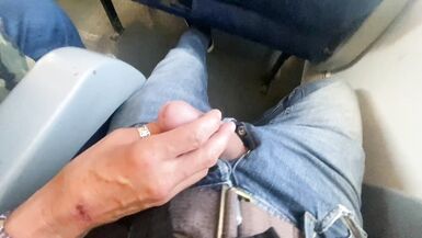 VERSEHENTLICHER SEX IM ZUG - HANDJOB UND CUMSHOT MIT AMATEUR MILF - 11 image