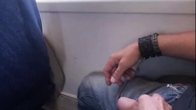 VERSEHENTLICHER SEX IM ZUG - HANDJOB UND CUMSHOT MIT AMATEUR MILF - 2 image